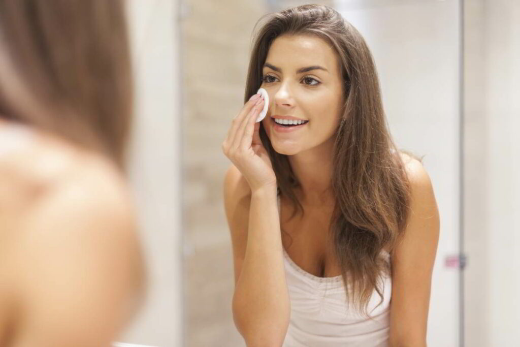 Recomendaciones para el desmaquillarse correctamente. Instituto Oftalmológico Recoletas. IOR