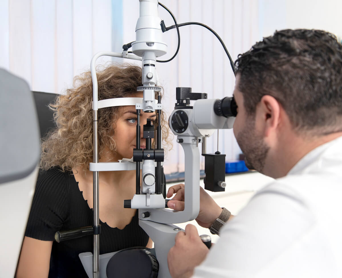 prueba oftalmológica de oftalmólogo en centro oftalmológico recoletas salud